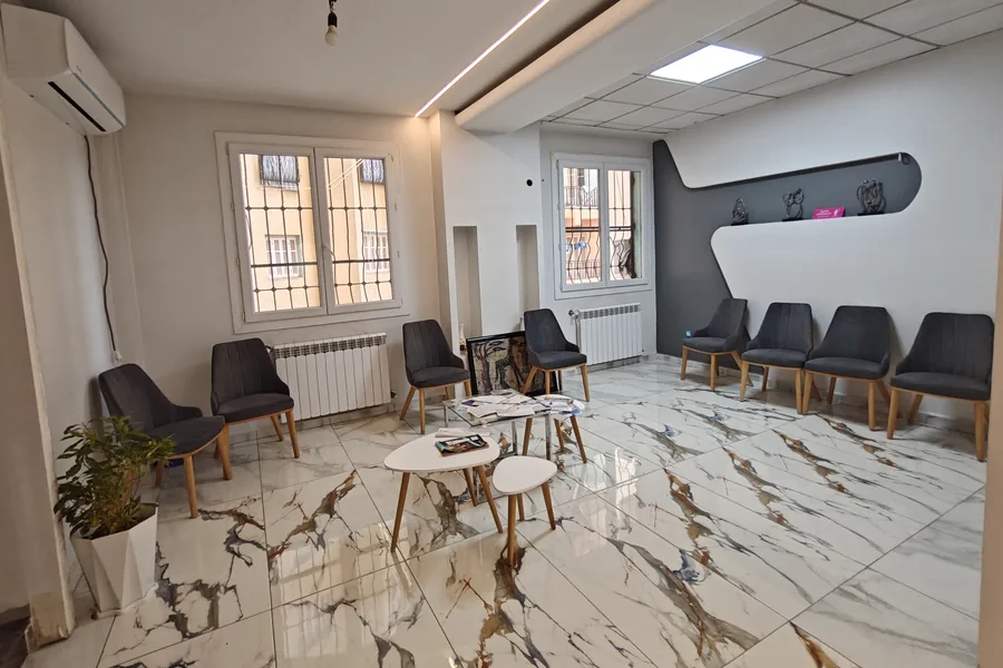 Salle d'attente lumineuse du cabinet