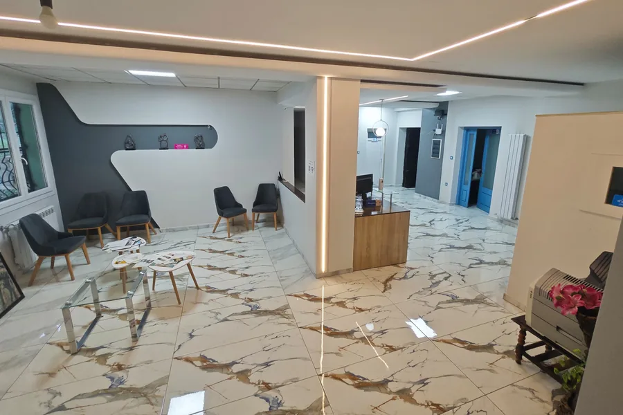 Vue de la réception et de l'espace d'attente